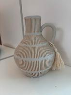 Decoratieve vaas met handvat, Overige kleuren, Aardewerk of Porselein, Ophalen of Verzenden, Zo goed als nieuw