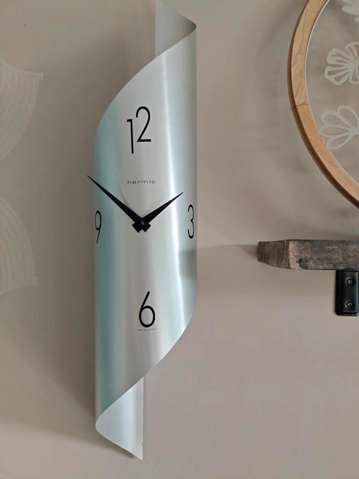 Moderne Hermle Wandklok - Aluminium Design, Huis en Inrichting, Woonaccessoires | Klokken, Gebruikt, Wandklok, Analoog, Ophalen of Verzenden