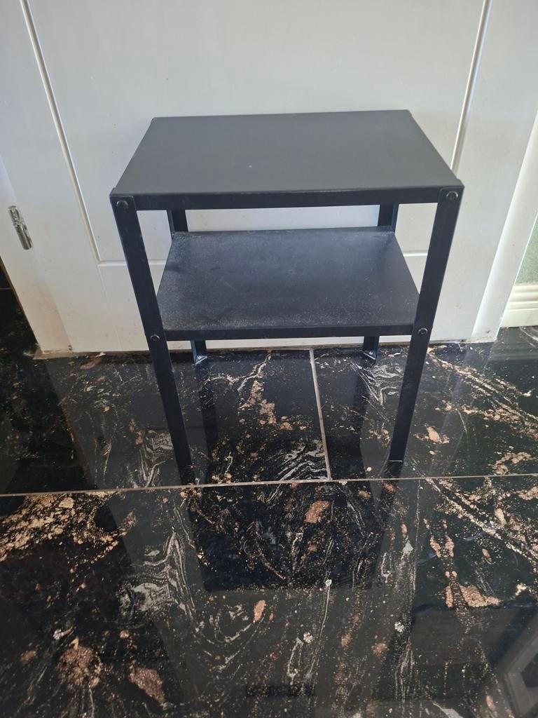 Zwart metalen bijzettafel met twee planken, Huis en Inrichting, Tafels | Bijzettafels, 45 tot 60 cm, Minder dan 55 cm, Gebruikt