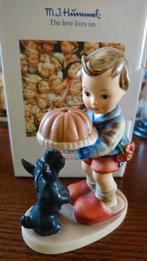 Hummel Jongen met hond en taart Hum 9, Ophalen of Verzenden, Zo goed als nieuw, Hummel