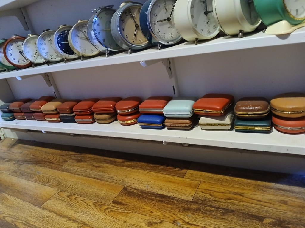 Verzameling van ongeveer 550 lopende wekkers, Ophalen