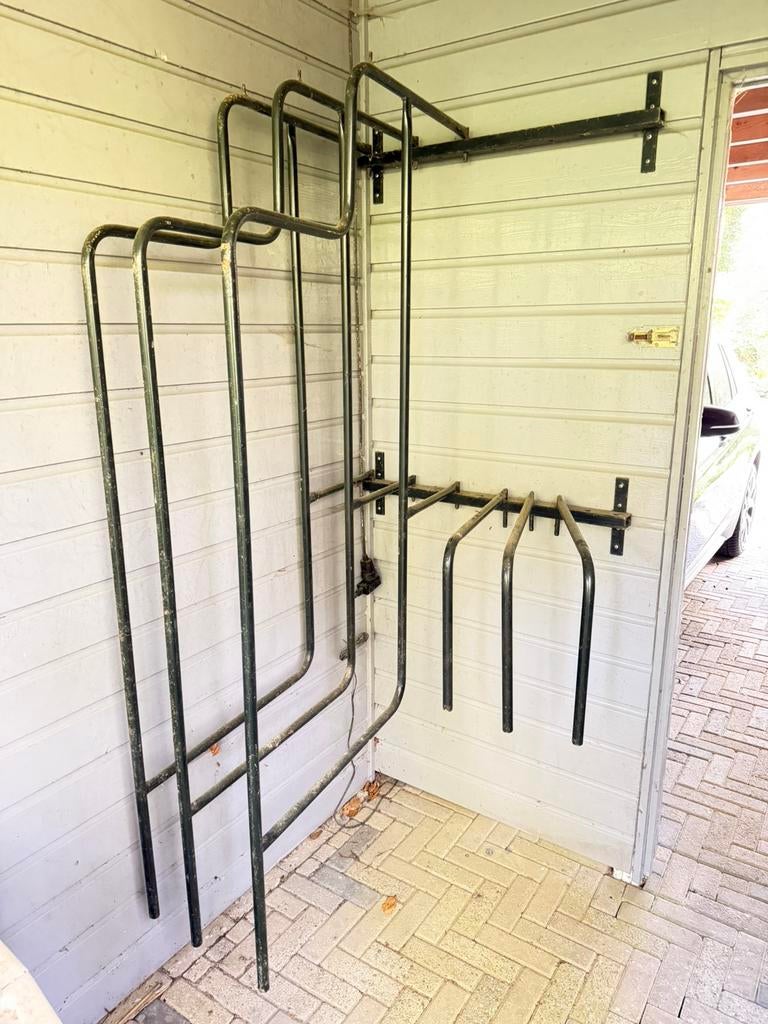Metalen wand dekenrek voor 6 paardendekens + zadeldekjes, Dieren en Toebehoren, Ophalen, Zo goed als nieuw