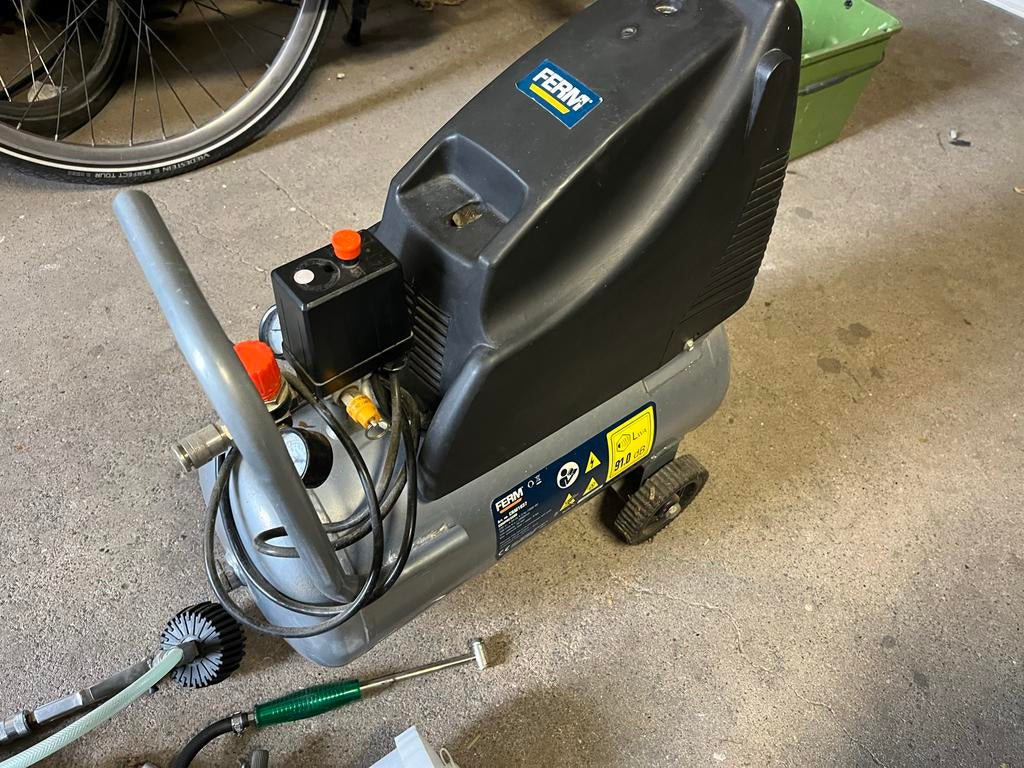 Ferm CRM1037 Compressor met accessoires, Doe-het-zelf en Verbouw, Ophalen, Gebruikt, 6 tot 10 bar, Minder dan 200 liter/min