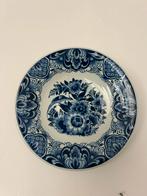 Delfts Blauw Wandbord - Handgeschilderd met Bloemen en Vogel, Antiek en Kunst, Ophalen