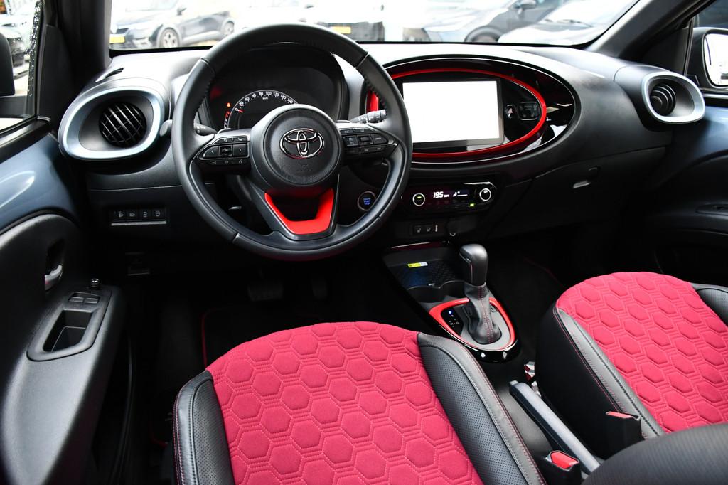 Toyota Aygo X 1.0 VVT-i S-CVT Undercover Jun Takahashi Limit, Auto's, 12 maanden, Gebruikt, 4 stoelen, Leder en Stof