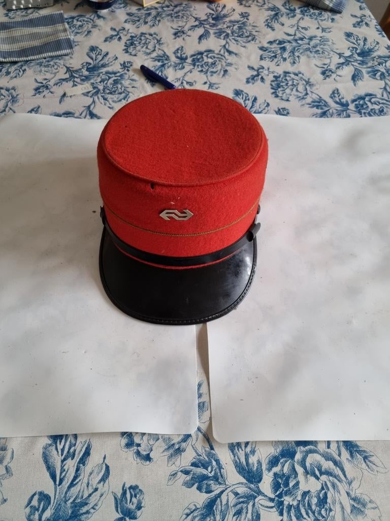 Oude NS pet rood met zwart (2), Ophalen of Verzenden