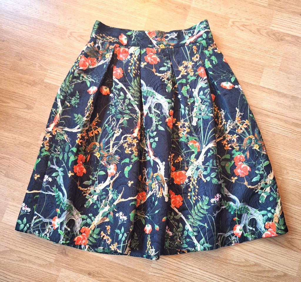 Bloemenrok met print – gevoerd – uit Italië – in goede staat, Kleding | Dames, Rokken, Zwart, Maat 42/44 (L), Ophalen of Verzenden