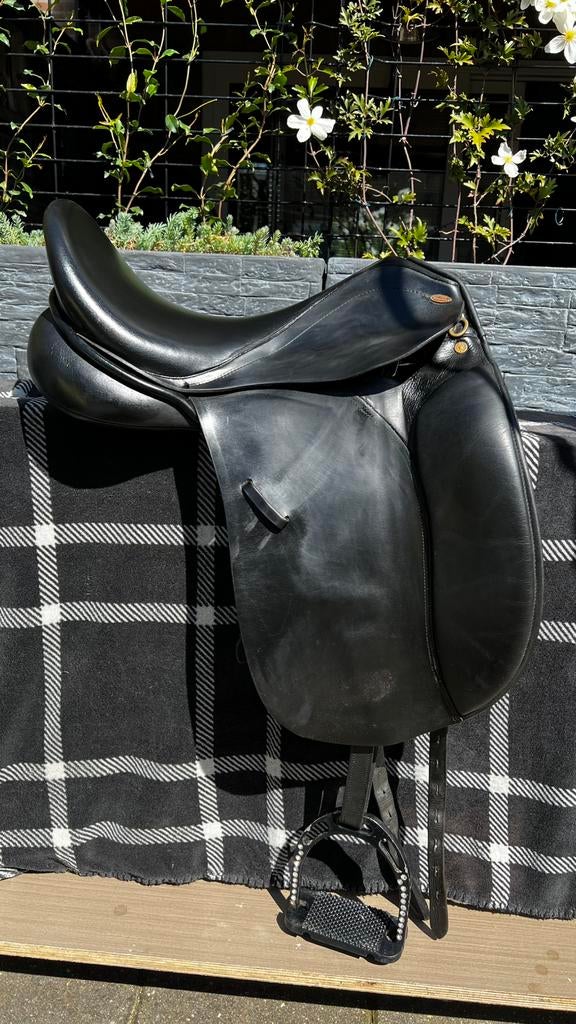 Kenaur dressuur 17.5  en Eric Thomas springzadel 17., Dieren en Toebehoren, Paarden en Pony's | Zadels, Ophalen, Zo goed als nieuw