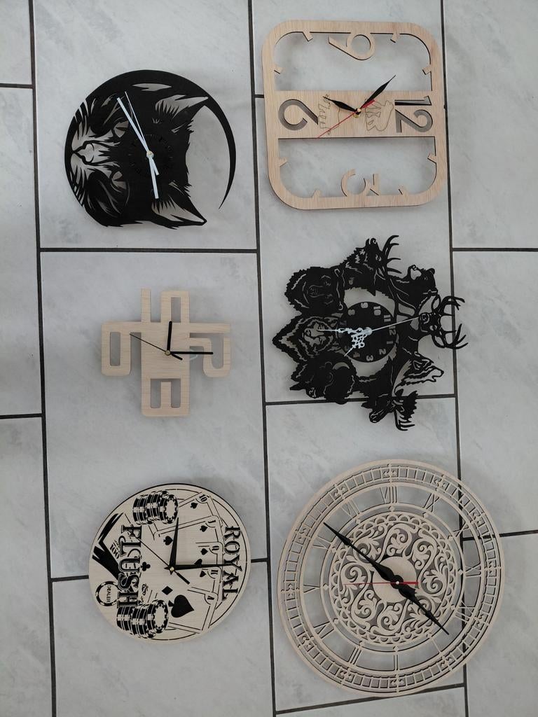 Zes verschillende wandklokken, Ophalen