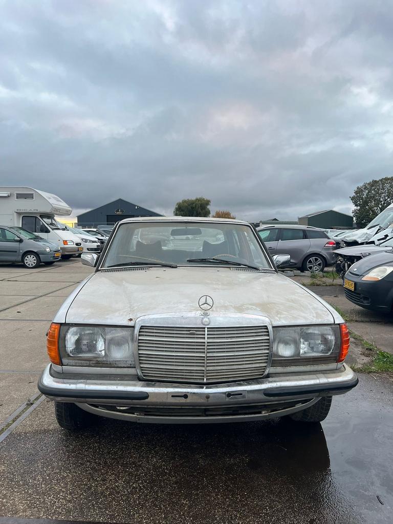 Mercedes-Benz w123 280e schuurvondst geen papieren duits, Auto's, Overige modellen, 2798 cc, Handgeschakeld, 169 pk