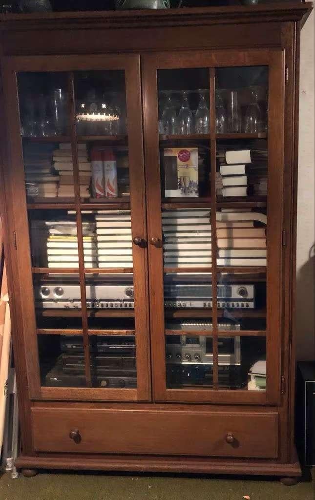 Donker eiken servieskast vitrinekast met verlichting, Ophalen, Glas, Gebruikt, 150 tot 200 cm