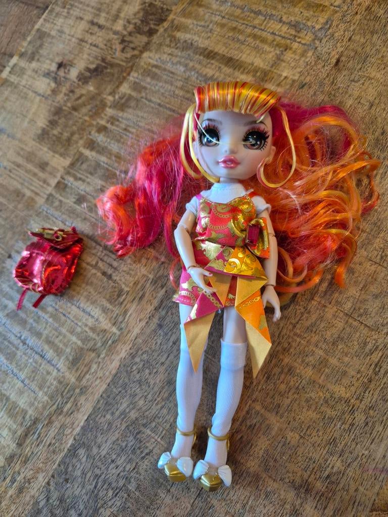 Rainbow High Junior High Laurel De'Vious Special Edition, Kinderen en Baby's, Speelgoed | Poppen, Ophalen of Verzenden, Zo goed als nieuw