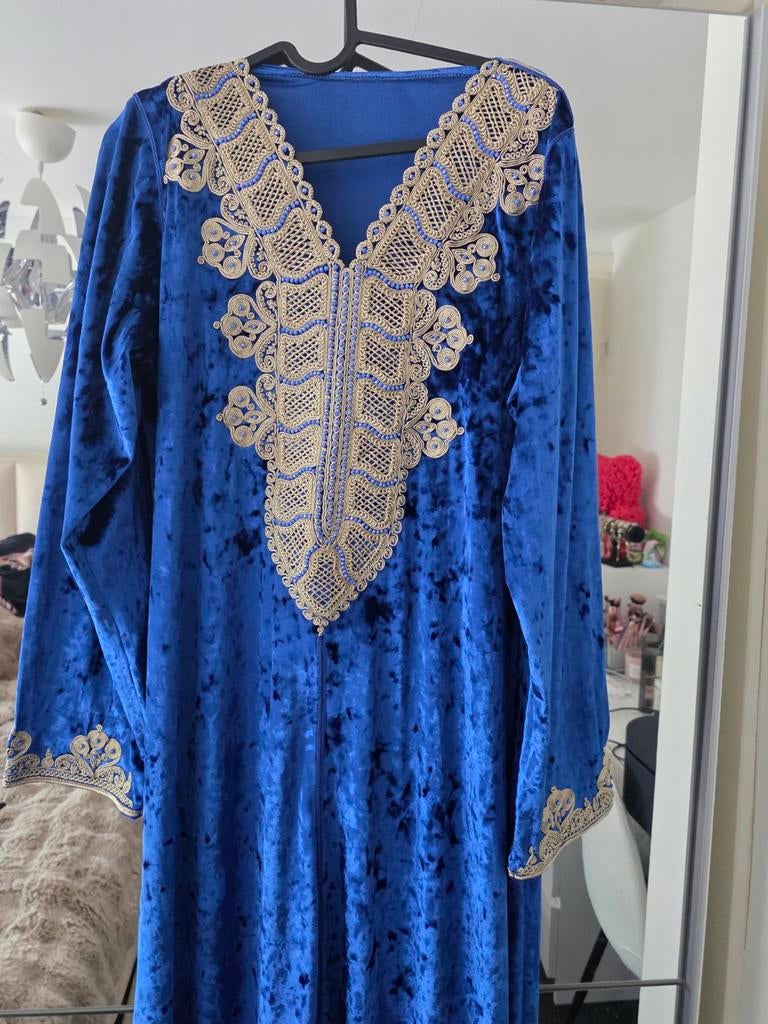 Elegante blauwe fluwelen kaftan met goud borduursel, Blauw, Maat 42/44 (L), Nieuw, Ophalen of Verzenden