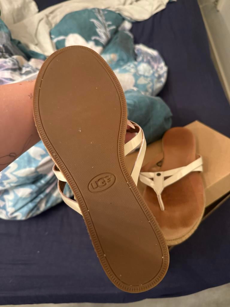 Ugg slippers maat 38, Ophalen of Verzenden, Zo goed als nieuw, Wit, Slippers