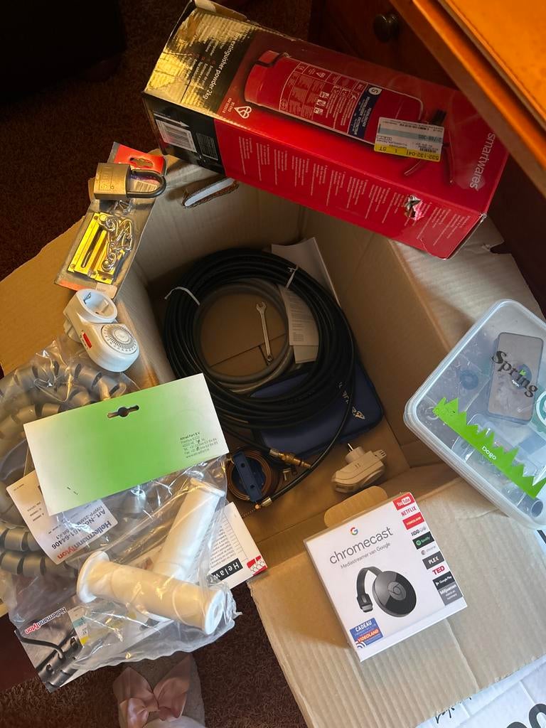 Diverse artikelen: Chromecast, brandblusser, kabels, etc., Diversen, Rommelmarktspullen, Zo goed als nieuw, Ophalen of Verzenden