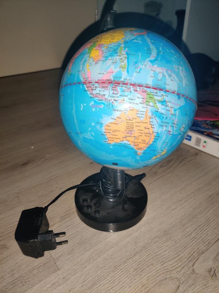 Wereldbol met verlichting, Ophalen, Verlicht, Zo goed als nieuw