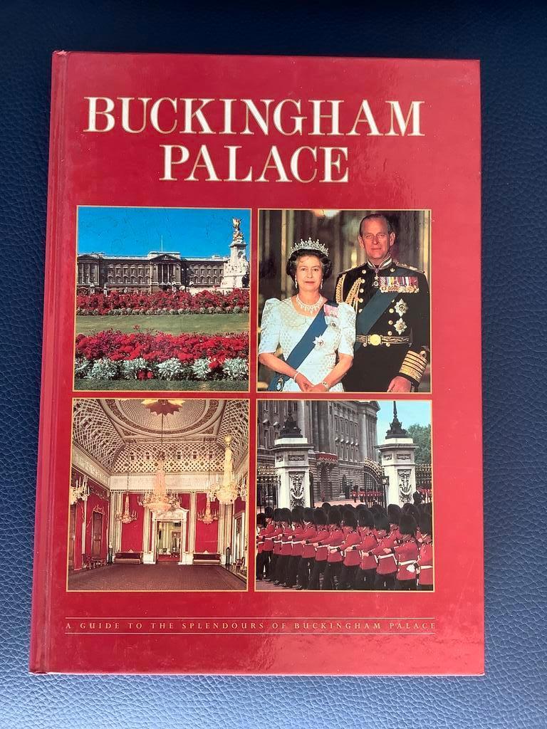 Buckingham Palace + The Royal Family Today + 2x free extras, Ophalen of Verzenden, Zo goed als nieuw