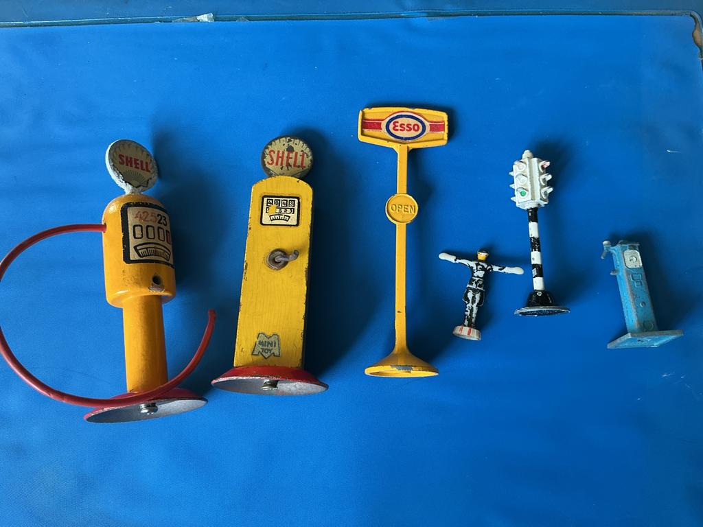 Vintage Miniatuur Benzinepompen en Verkeersborden Set, Ophalen of Verzenden, Gebruikt