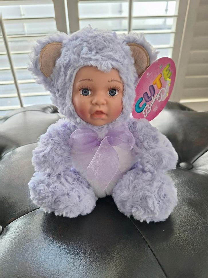 Schattige babypop in paars berenpakje - Nieuw met label, Kinderen en Baby's, Speelgoed | Poppen, Nieuw, Babypop, Ophalen of Verzenden