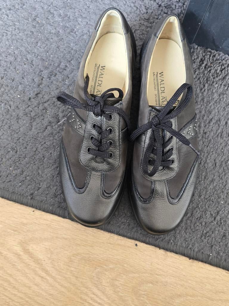 een paar schoene, Kleding | Dames, Ophalen of Verzenden, Overige kleuren, Sneakers of Gympen