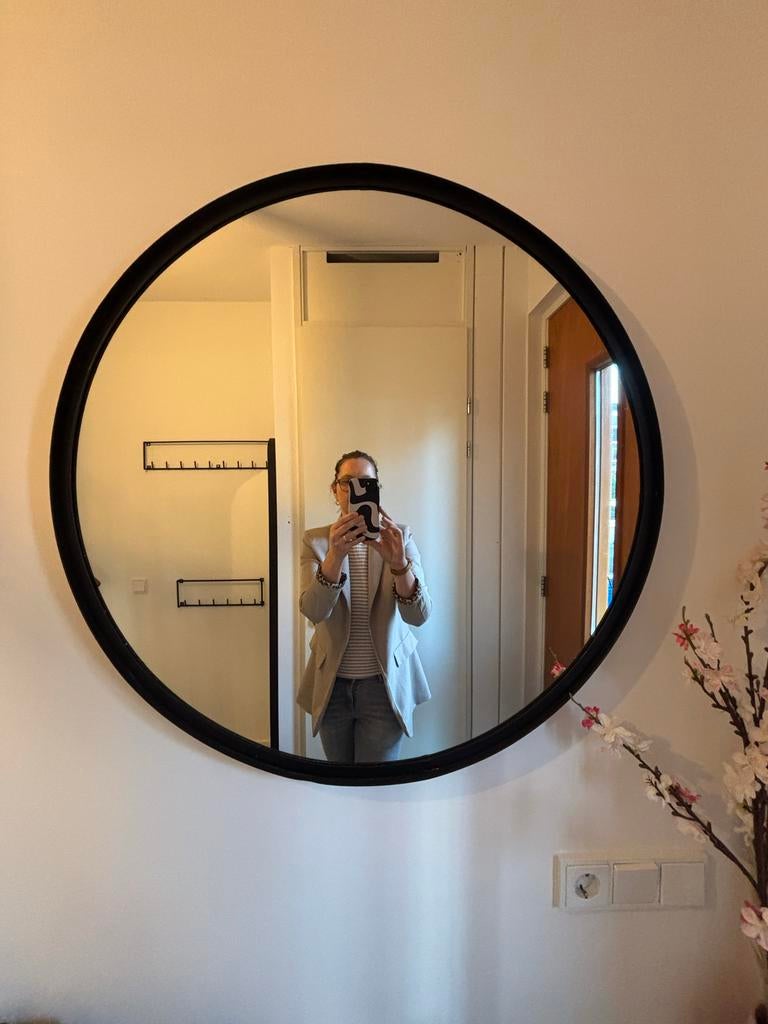 Mooie ronde spiegel met zwart metalen frame, Huis en Inrichting, Rond, Ophalen of Verzenden, Zo goed als nieuw, Minder dan 100 cm