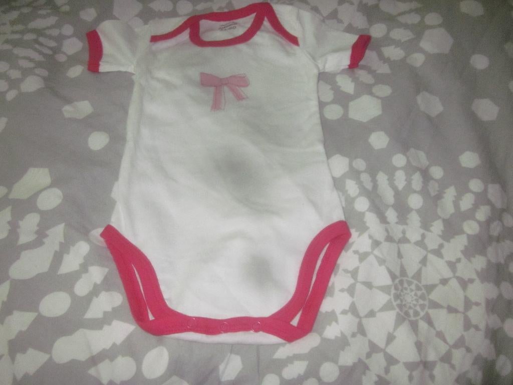 Nw wit/fuchsia rompertje met opdruk strikje Prenatal 74/80, Kinderen en Baby's, Babykleding | Maat 74, Nacht- of Onderkleding