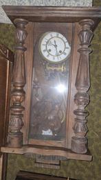 Antieke houten wandklok met ornamenten, Ophalen