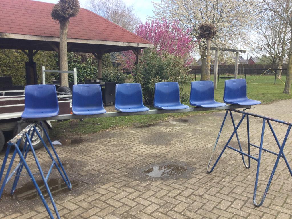 NAC stoeltjes uit het oude Beatrix stadion, Ophalen, Gebruikt, Kunststof