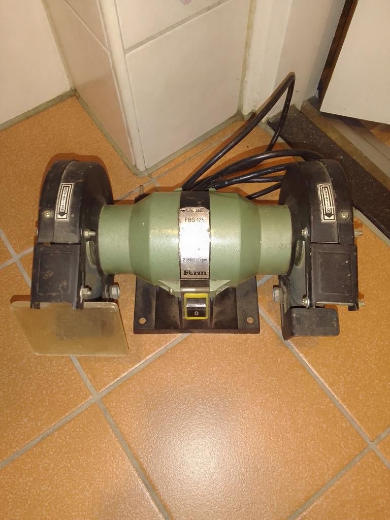 Ferm elektrische slijpmachine 250 wat, Ophalen, Zo goed als nieuw, Minder dan 700 watt, Werkbankslijpmachine