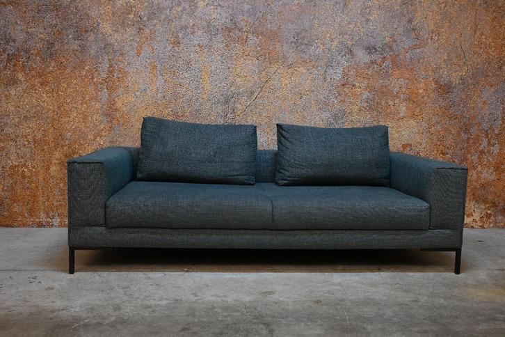 ZGANieuw! fraaie stoffen Design on Stock Aikon design bank, Huis en Inrichting, Banken | Bankstellen, Zo goed als nieuw, Rechte bank