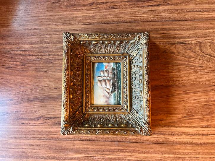 Schilderij van een schip in een gouden lijst, Antiek en Kunst, Kunst | Schilderijen | Klassiek, Ophalen of Verzenden