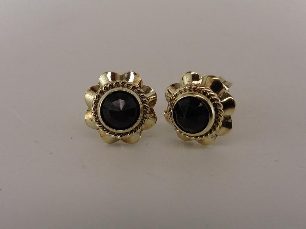 Gouden oorknopjes met granaat                            G28, Gebruikt, ., Ophalen of Verzenden, .