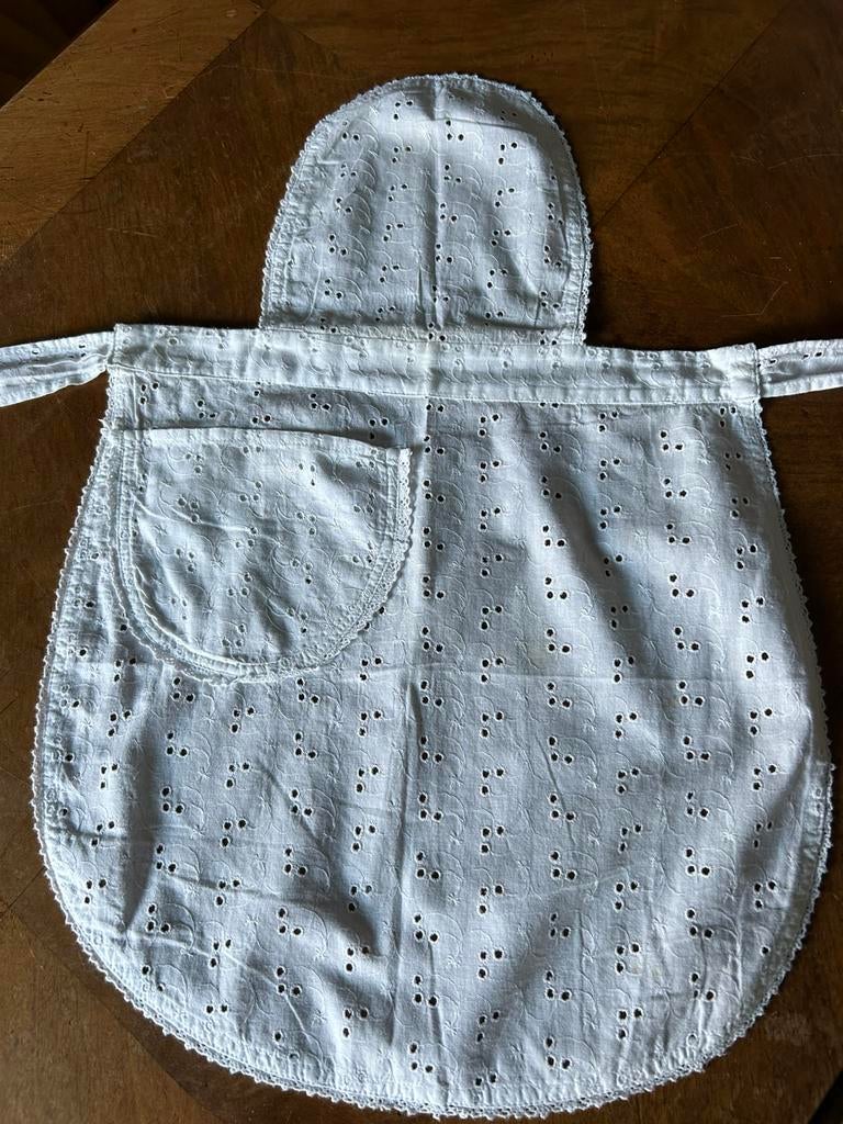 Broderie dienstmeisjes schort 53 cm, Antiek en Kunst, Ophalen of Verzenden
