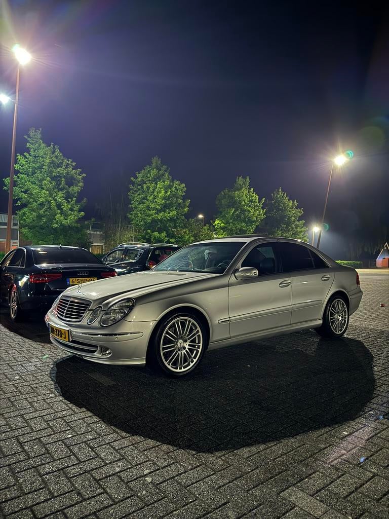 Mercedes-Benz E-Klasse 3.2 CDI E320 Sedan AUT 2004 Grijs, Auto's, Mercedes-Benz, Achterwielaandrijving, Zwart, 197 €/maand, 3222 cc
