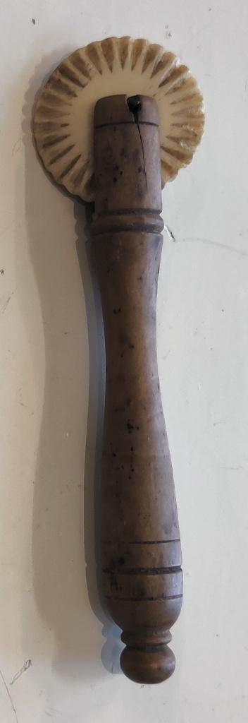  Antieke houten deegsnijder  12 cm lang, Ophalen of Verzenden