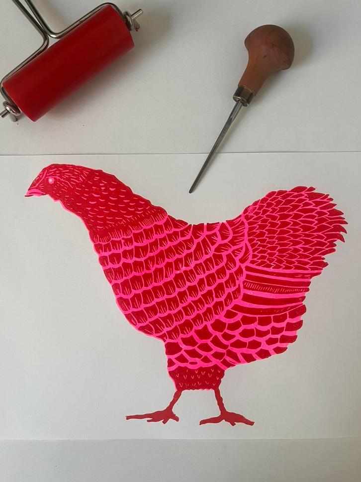 Handgemaakte linosnede kip roze met rood A4, Huis en Inrichting, Woonaccessoires | Schilderijen, Tekeningen en Foto's, Nieuw, Print
