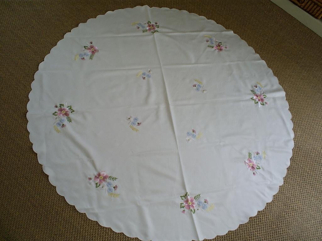 Tafelkleed / tafellaken rond, Huis en Inrichting, Ophalen of Verzenden, Zo goed als nieuw, Rond, Binnen