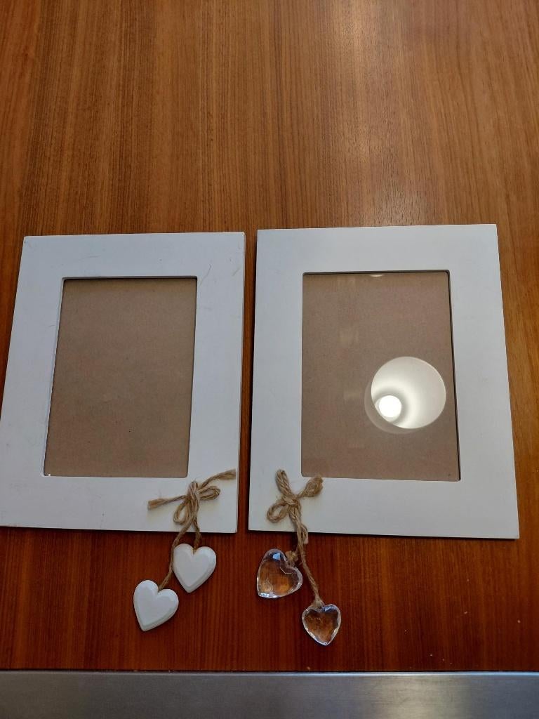 2 witte fotolijstjes met versiering., Ophalen of Verzenden, Zo goed als nieuw