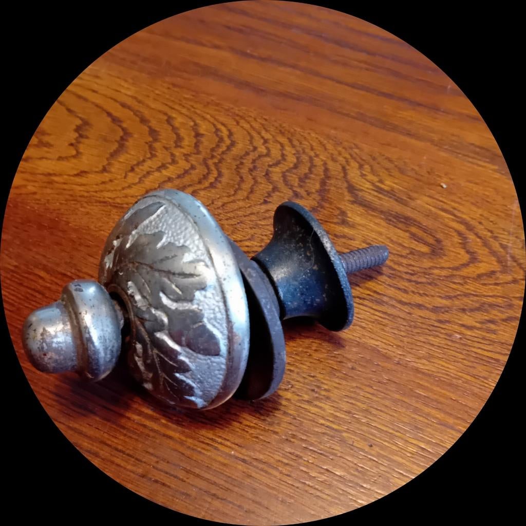 Antieke decoratieve knop/finaal met bladmotief, Ophalen of Verzenden