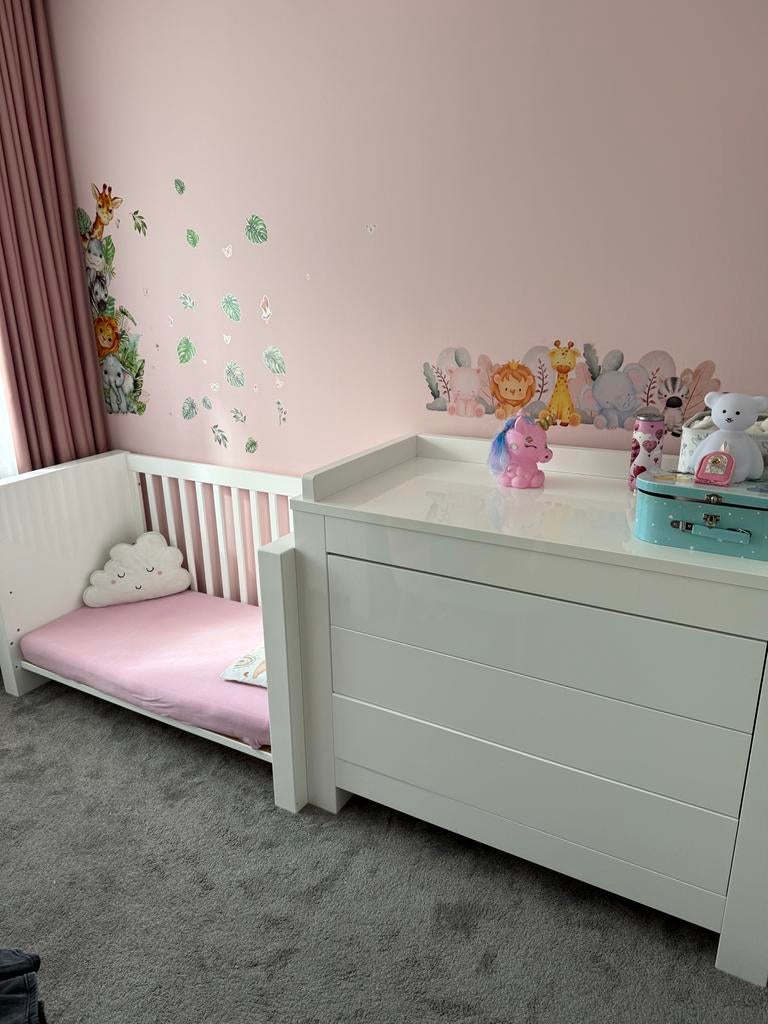 Kidsmill Alaska Ledikant, Commode & Wandplank Hoogglans Wit, Kinderen en Baby's, Kinderkamer | Commodes en Kasten, 50 tot 70 cm
