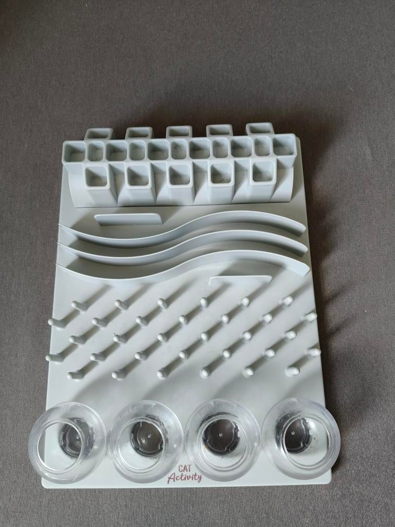 Cat activity voerbord en voer toren, Dieren en Toebehoren, Kattenspeelgoed, Ophalen of Verzenden, Zo goed als nieuw, Intelligentiespeelgoed