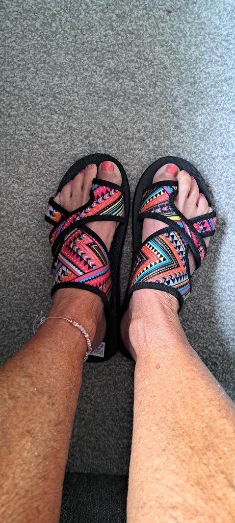 Nieuwe vrolijke slippers Te groot voor mij., Ophalen of Verzenden, Nieuw