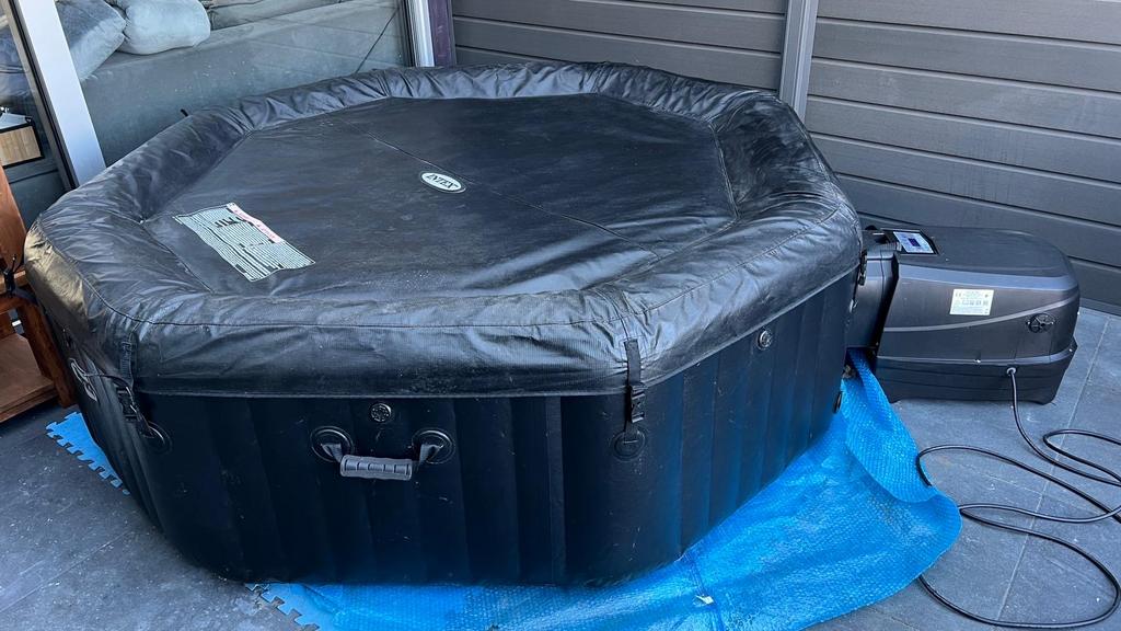 6 pers intex pure spa jacuzzi zeer goed onderhouden, Ophalen, Zo goed als nieuw, Filter, Opblaasbaar