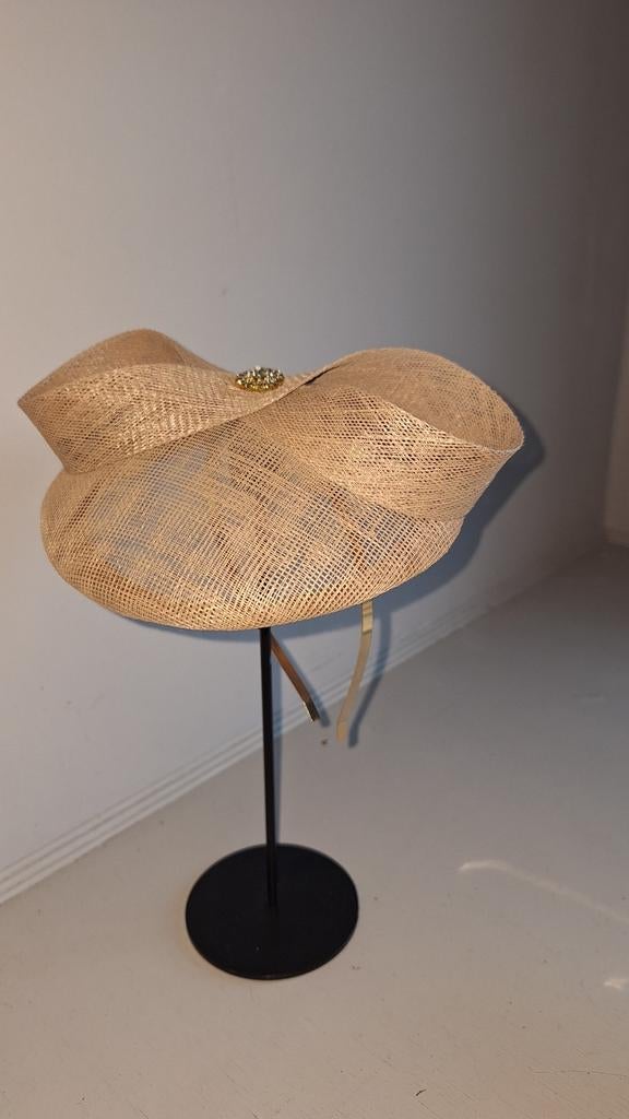 Beige fascinator, Kleding | Dames, Hoeden en Petten, Ophalen of Verzenden, Nieuw, One size fits all