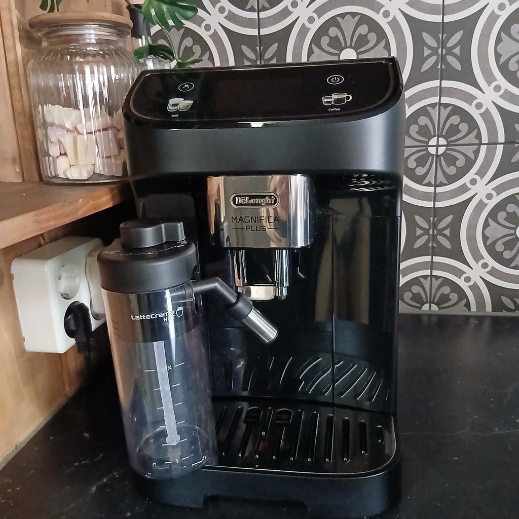 Delonghi volautomaat.Waterreservoir 1,8 liter., Ophalen of Verzenden, Zo goed als nieuw, Koffiemachine