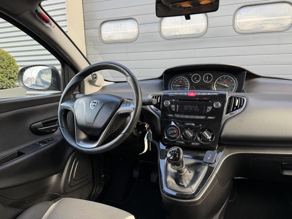 Lancia Ypsilon 0.9 TwinAir Elefantino Plus | Airco | Parkeer, Auto's, Lancia, Voorwielaandrijving, Stof, Zwart, Origineel Nederlands
