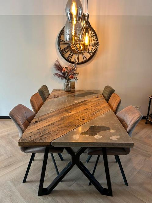 Industriële Eettafel – Betonlook, Hout & Epoxy Inleg, Huis en Inrichting, Tafels | Eettafels, Zo goed als nieuw, 50 tot 100 cm