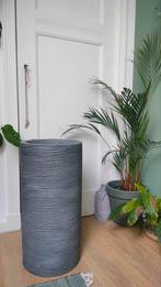 Prachtige hoge grijze bloempot, hoogte 60cm, diameter 30, Rond, Binnen, Zo goed als nieuw, 40 tot 70 cm