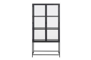 by fonQ Jaxon Vitrinekast 150 x 77 cm - Zwart | €299, nu  beschikbaar voor biedingen