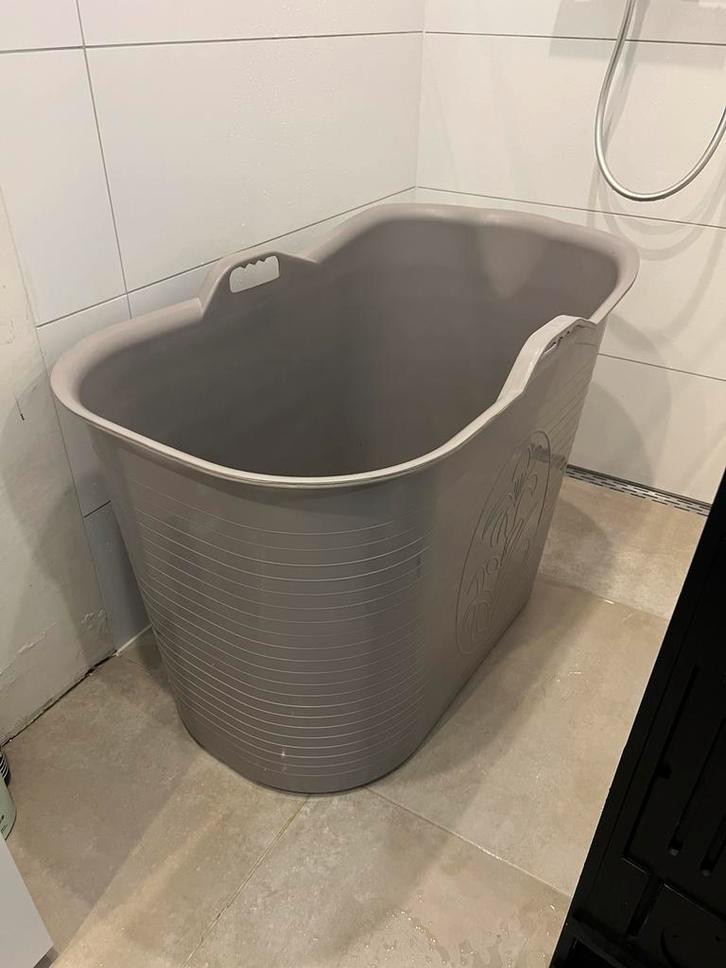 Badkuip grijs, Huis en Inrichting, Badkamer | Complete badkamers, Zo goed als nieuw, Ophalen